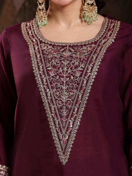 Detailaufnahme der silberfarbenen Stickerei mit Pailletten